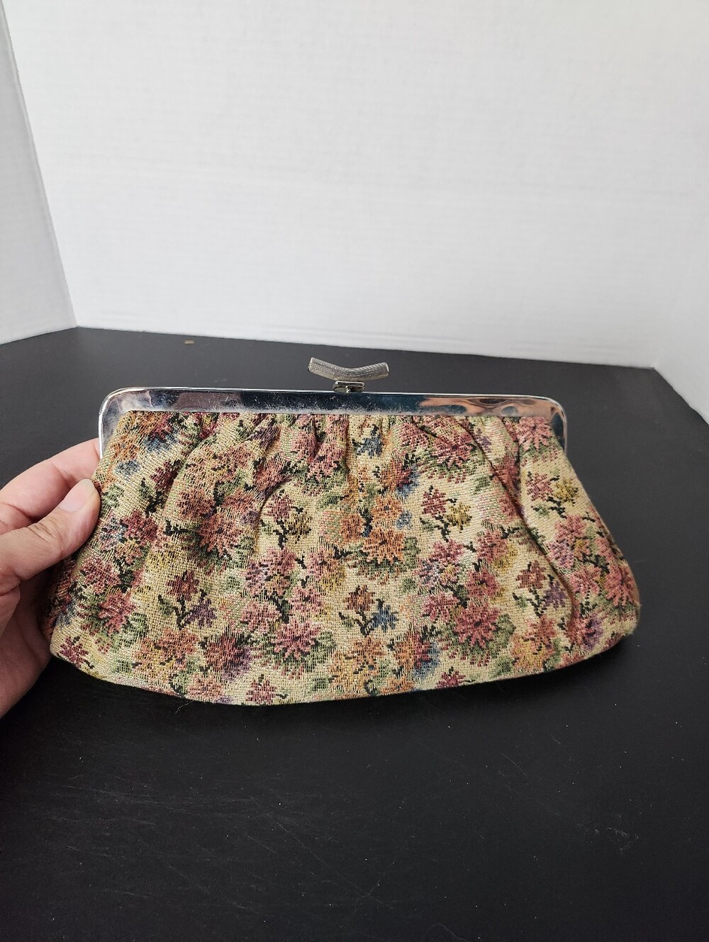 Vintage Tapestry Clutch PurseVintage Floral Tapestry Kiss Lock Clutch Purse